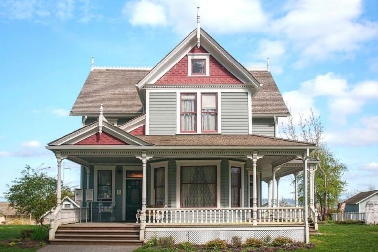The farmhouse on a sunny morning 768x512